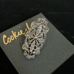 Cookie Lee NWT Genuine Crystal stretch ring, black